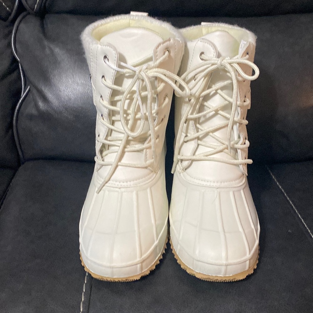 Torrid *super cute* wide white snow boots ❄️